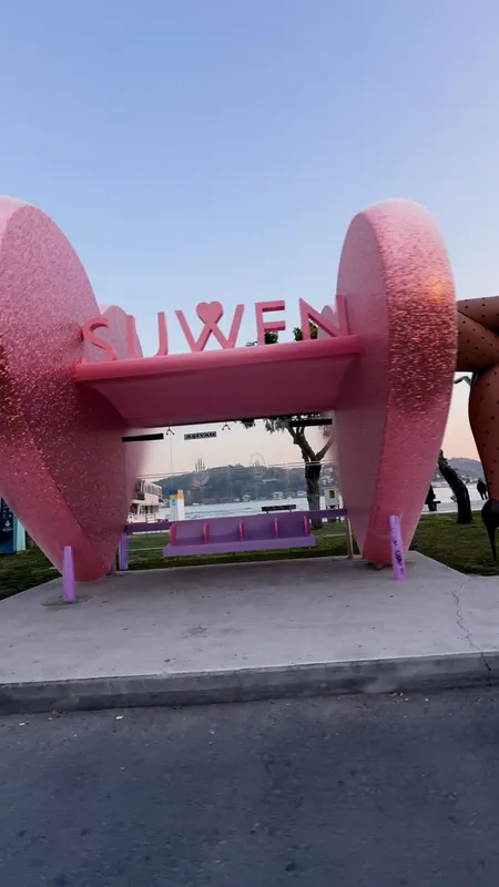 Suwen | Bus Stop CGI Film — video poster image